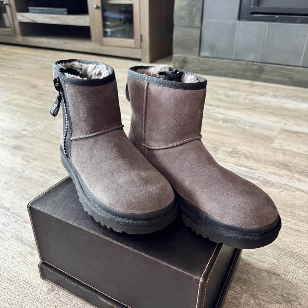 Ugg Zip-up Ankle Boots